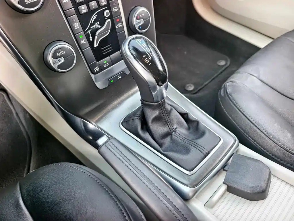 Volvo V40 沃尔沃V40 2013款 2.0 T 智逸版