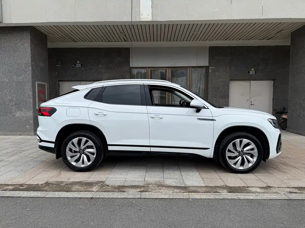 Tayron X 330 TSI 2 WD Distinguished Connected