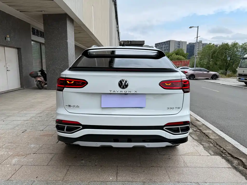 Tayron X 330 TSI 2 WD Distinguished Connected