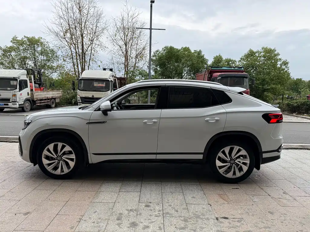 Tayron X 330 TSI 2 WD Distinguished Connected