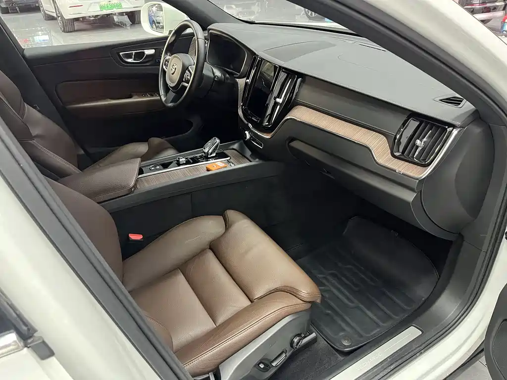 Volvo XC60 PHEV T8 PHEV 4 WD Smart Vision Luxury