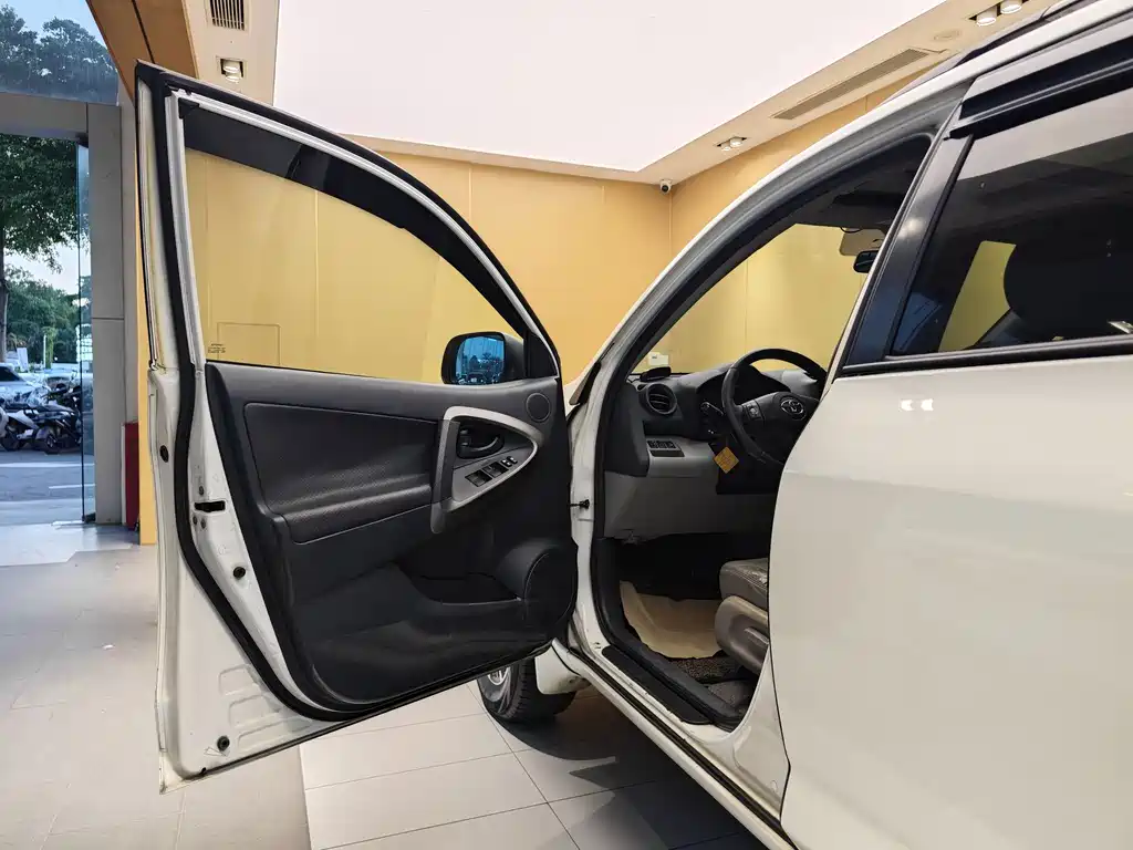 RAV4 2.0 L Auto Luxury