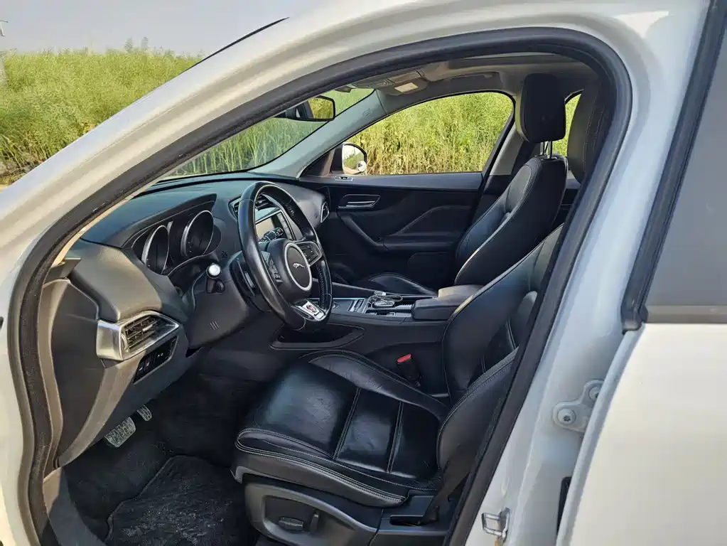 Jaguar F-PACE 2.0 T 4 WD Urban Premium