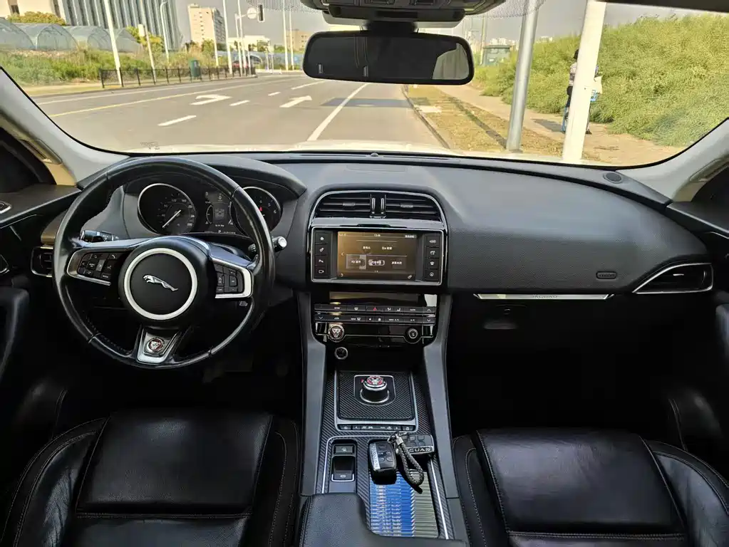 Jaguar F-PACE 2.0 T 4 WD Urban Premium