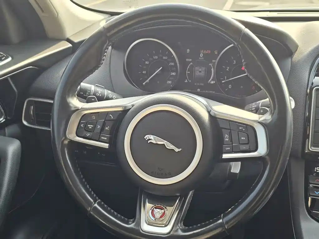 Jaguar F-PACE 2.0 T 4 WD Urban Premium