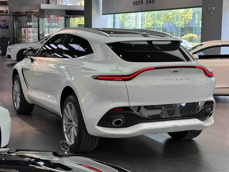 Aston Martin DBX 3.0 T STRAIGHT-SIX