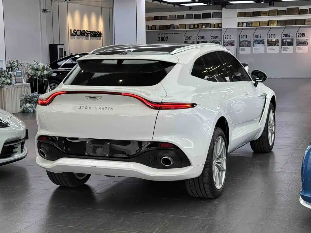 Aston Martin DBX 3.0 T STRAIGHT-SIX
