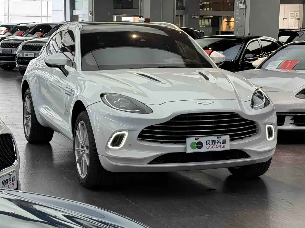 Aston Martin DBX 3.0 T STRAIGHT-SIX