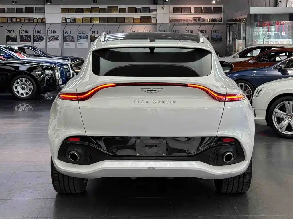 Aston Martin DBX 3.0 T STRAIGHT-SIX
