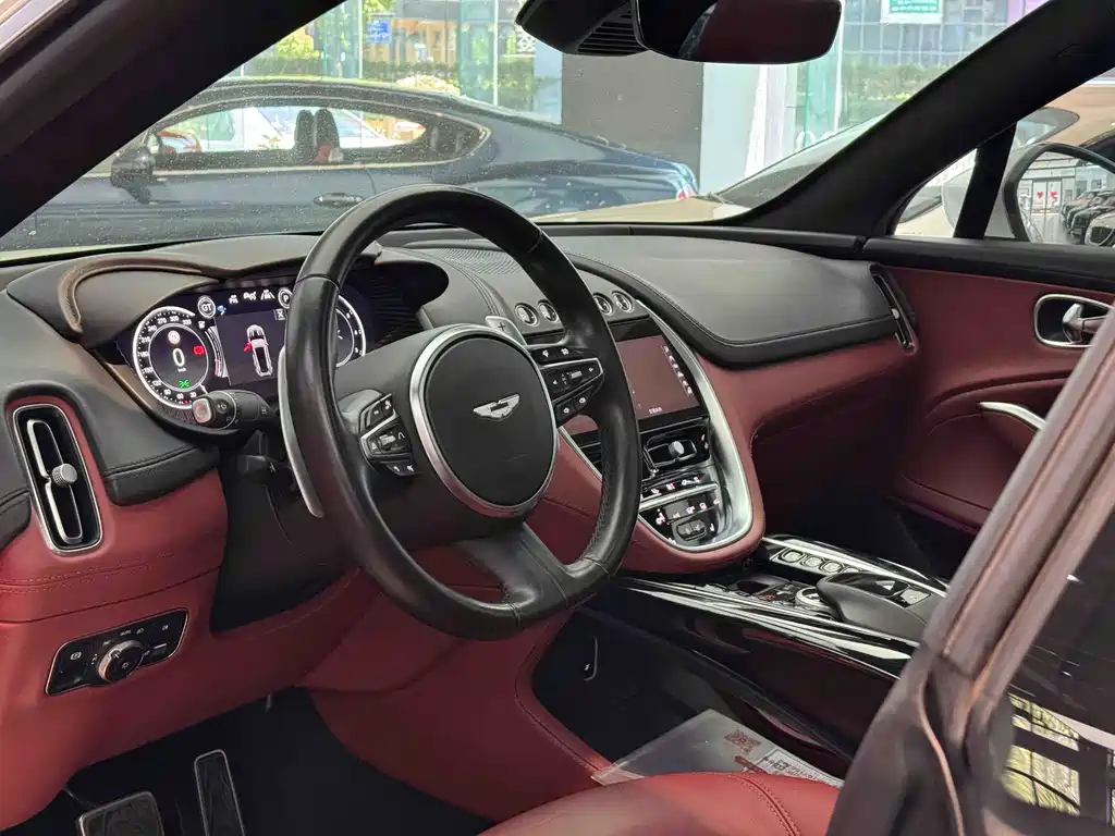 Aston Martin DBX 3.0 T STRAIGHT-SIX