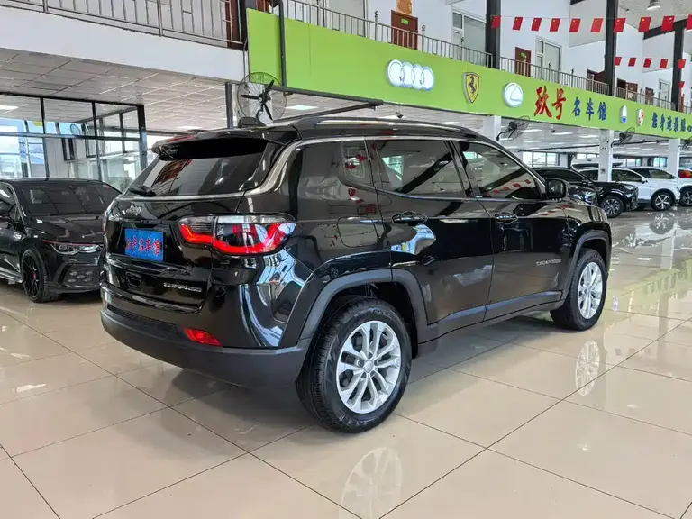 Jeep Compass 220 T Auto Leading