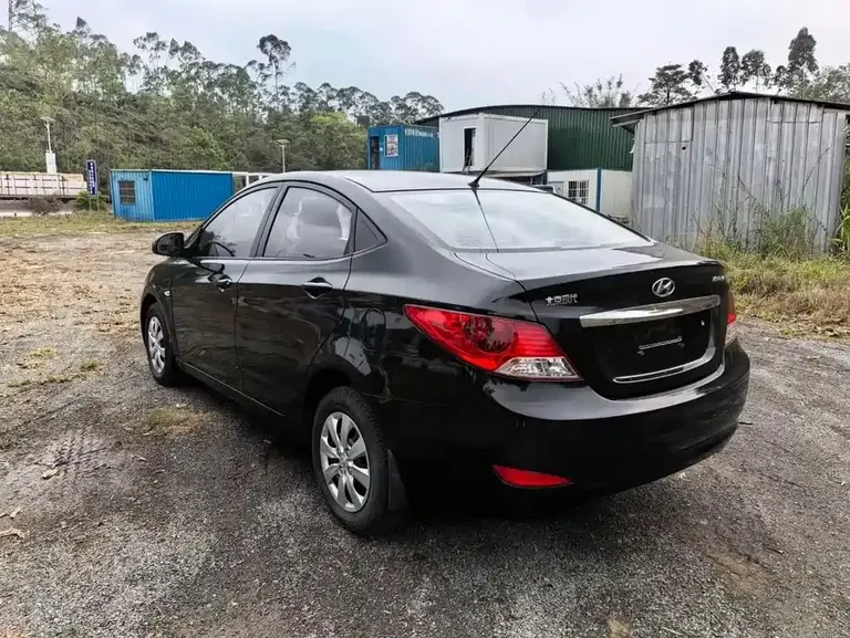 Hyundai Accent 瑞纳 2010款 三厢 1.4 L 手动舒适型GS