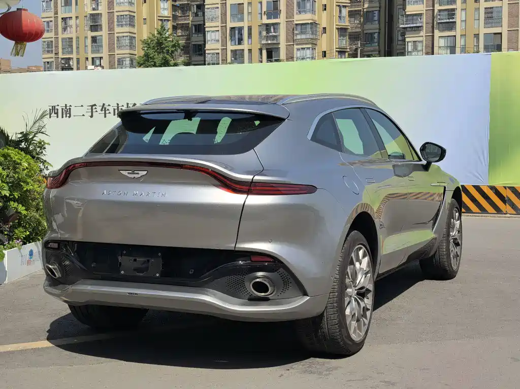 Aston Martin DBX 3.0 T STRAIGHT-SIX