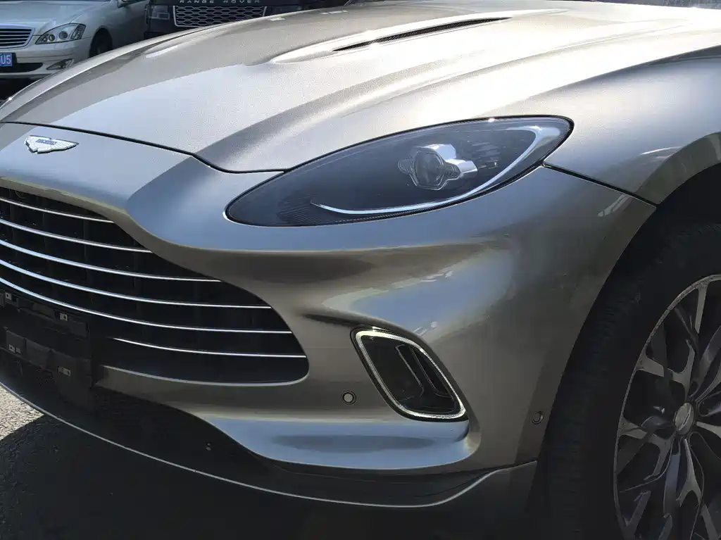 Aston Martin DBX 3.0 T STRAIGHT-SIX