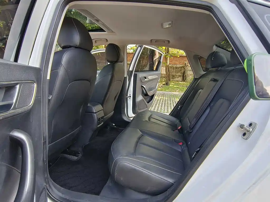 Roewe i6 Classic PLUS 1.6 L CVT 4 G Connected Glory Holographic