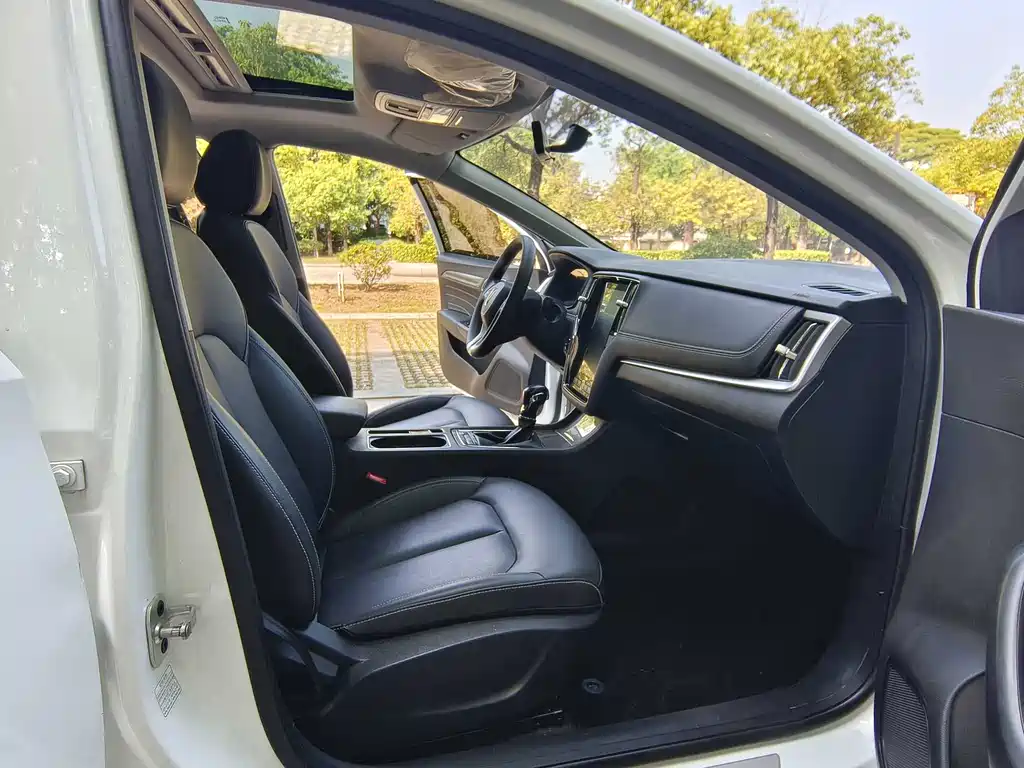 Roewe i6 Classic PLUS 1.6 L CVT 4 G Connected Glory Holographic