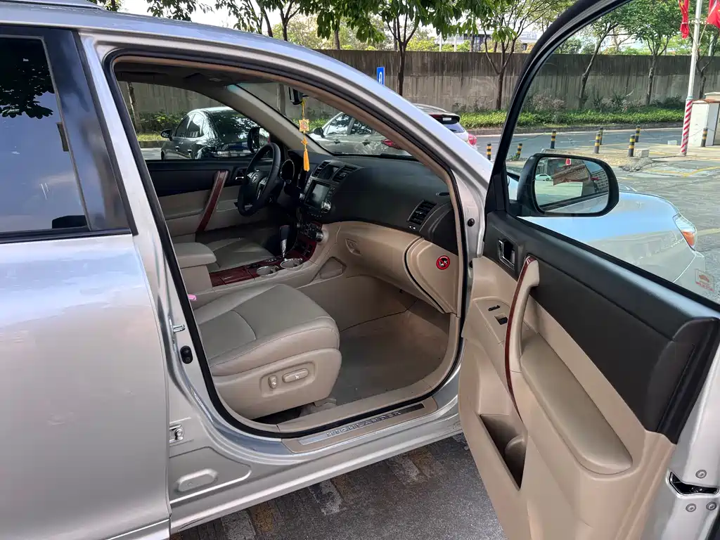 Highlander 2.7 L 2 WD 7-seat Supreme