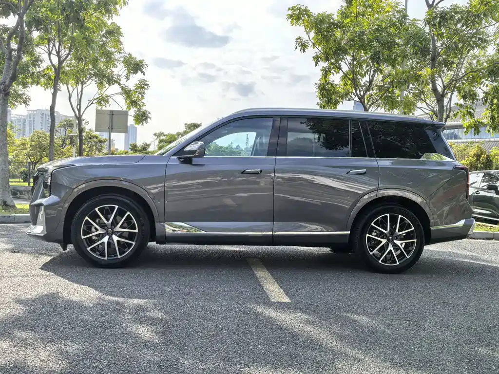 GAC Trumpchi GS8 Dual Engine Series 2.0 TM 4 WD Distinguished (7-seat)