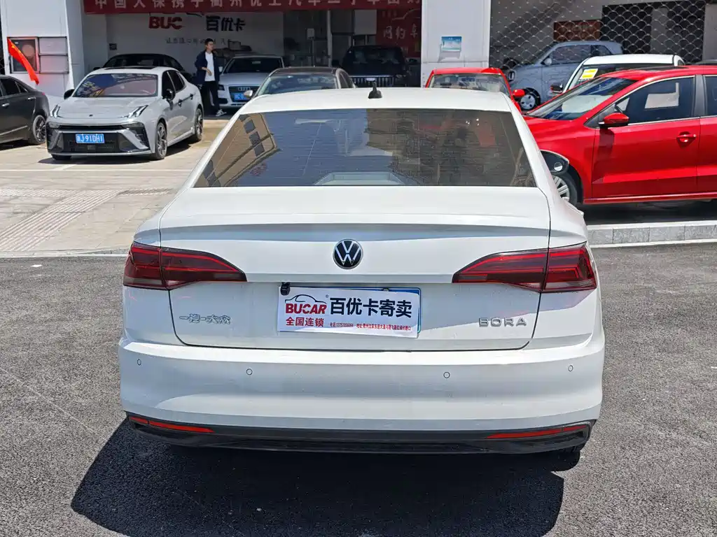Bora 1.5 L Auto Fashion Connected
