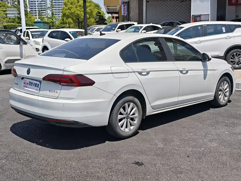 Bora 1.5 L Auto Fashion Connected