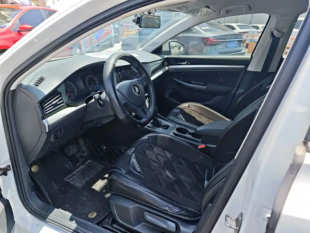 Bora 1.5 L Auto Fashion Connected