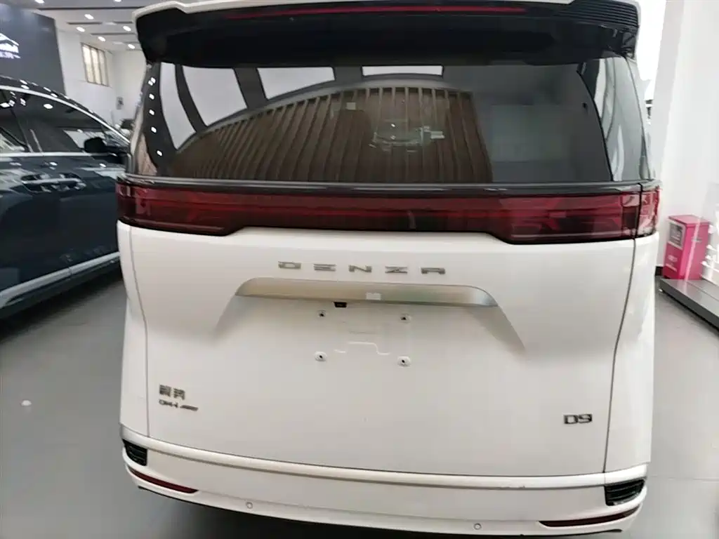 Denza D9 DM-i 970 4 WD Honored
