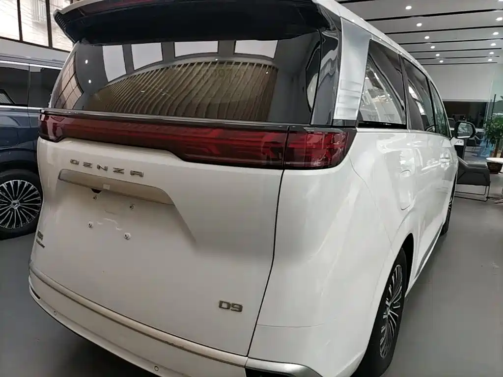 Denza D9 DM-i 970 4 WD Honored