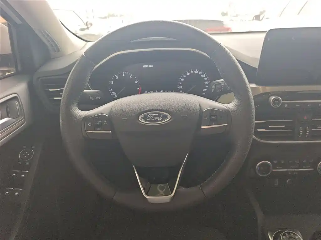 Focus Hatchback EcoBoost 180 Auto Sharp Trend