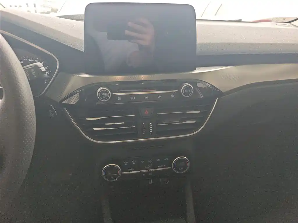 Focus Hatchback EcoBoost 180 Auto Sharp Trend