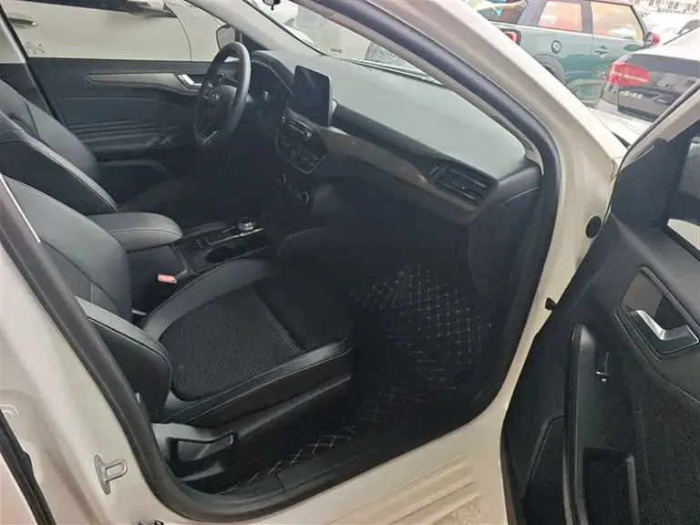 Ford Focus Hatchback EcoBoost 180 Auto Sharp Trend