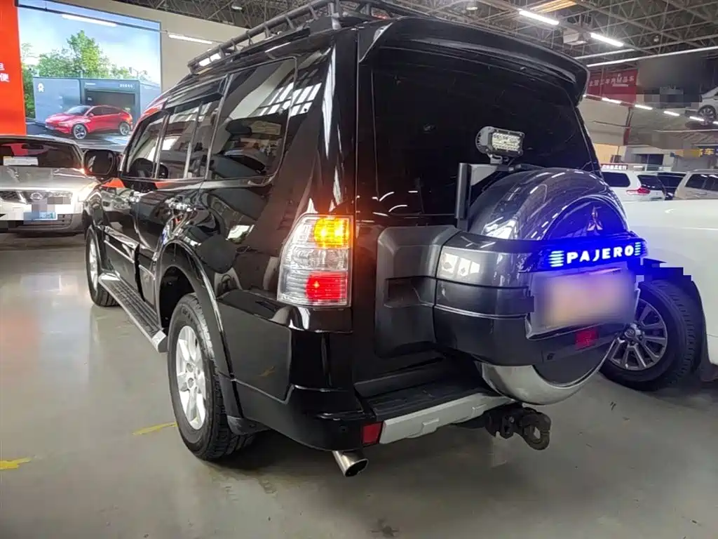 Pajero (Import) 3.0 L Auto Distinguished CN-V