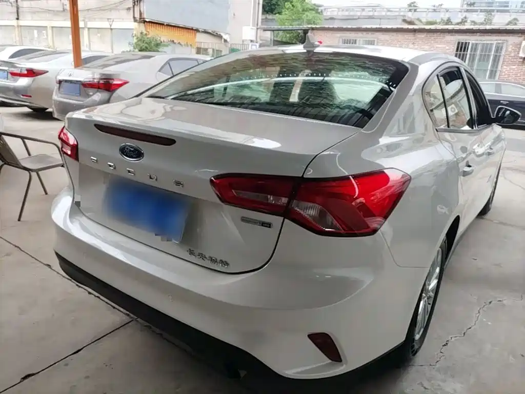 Focus Sedan EcoBoost 125 Auto Sharp Trend CN-V