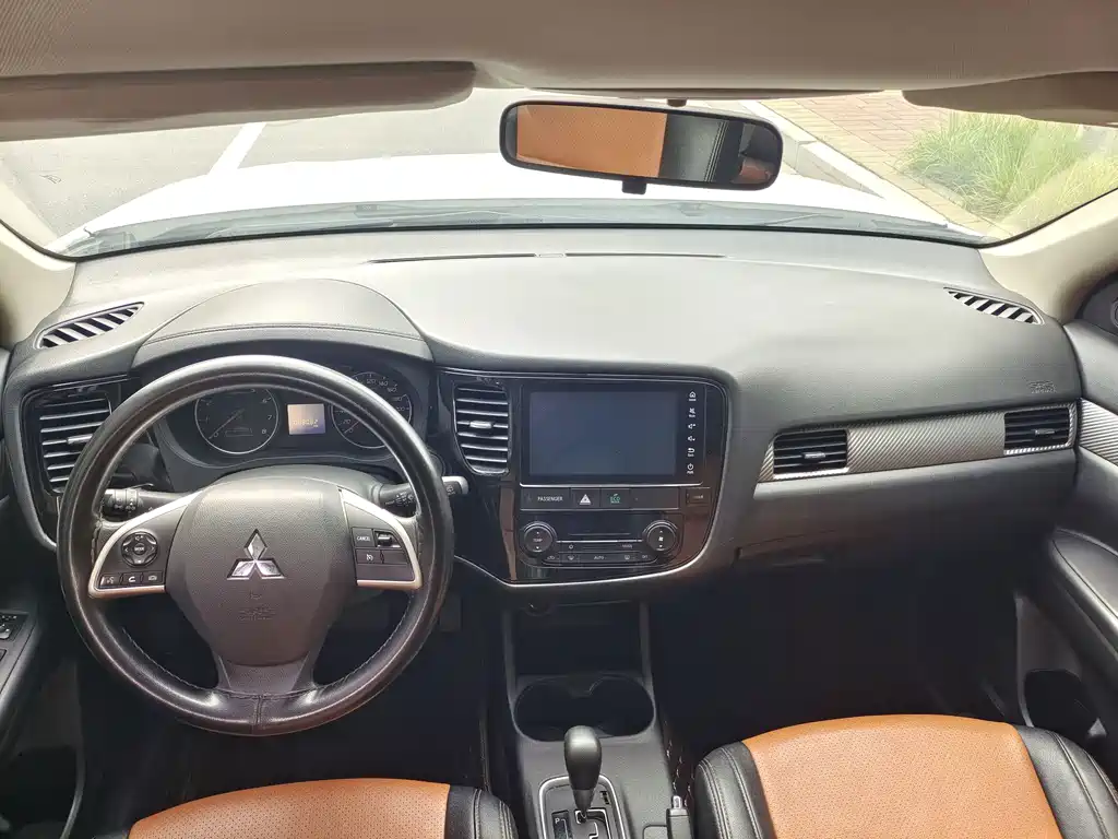 Outlander 2.0 L 2 WD Glory 5-seat
