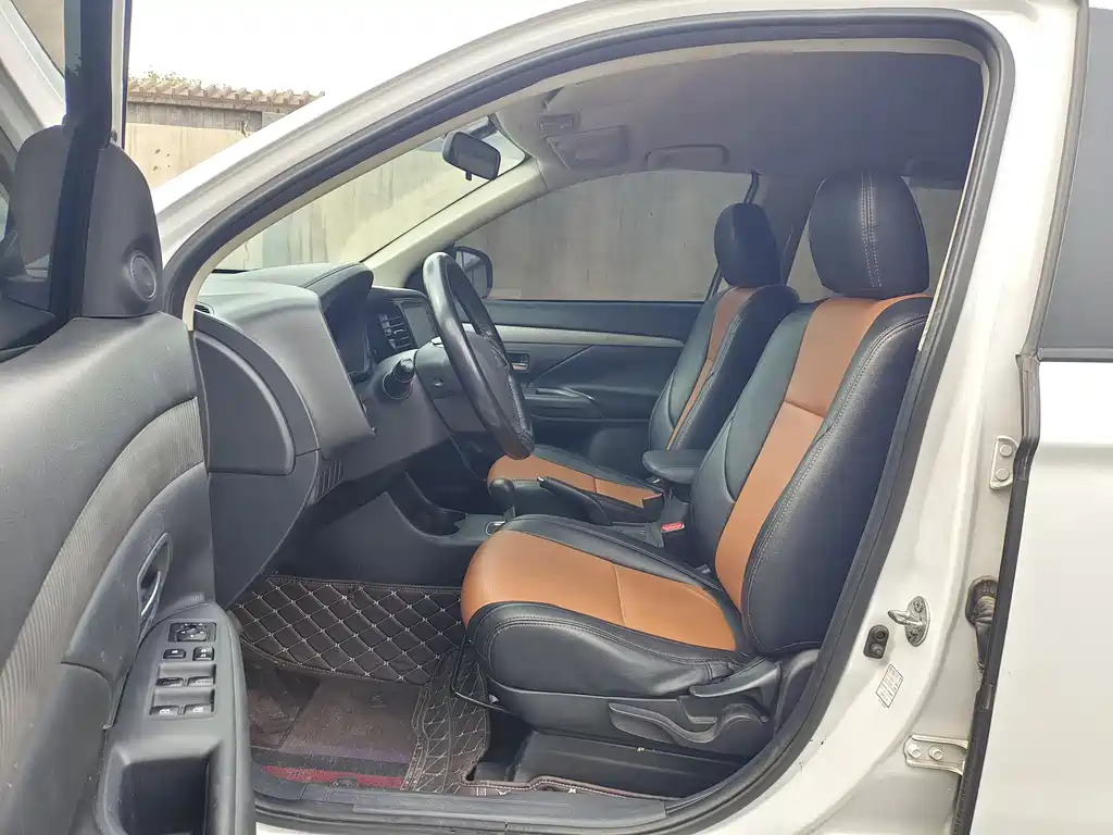 Outlander 2.0 L 2 WD Glory 5-seat