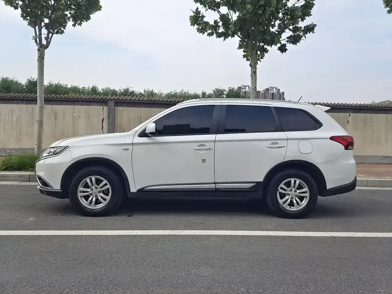 Mitsubishi Outlander 2.0 L 2 WD Glory 5-seat