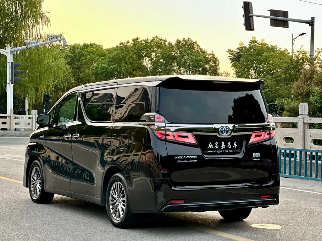 Vellfire Dual Engine 2.5 L HV Distinguished