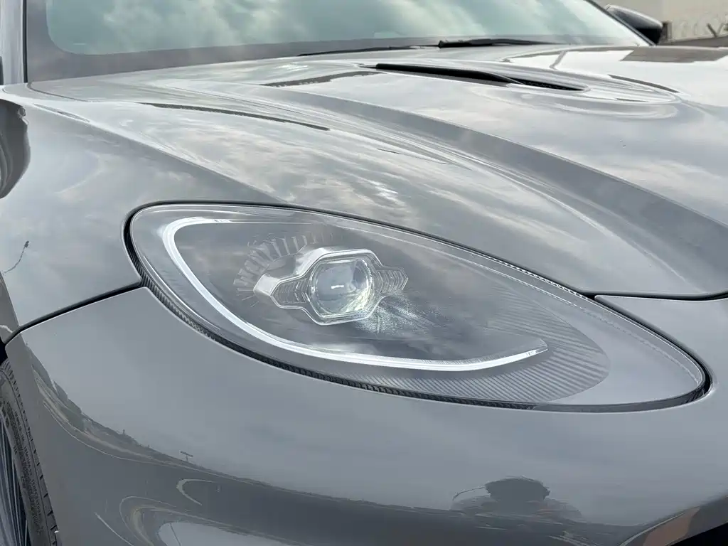 Aston Martin DBX 4.0 T V8 707
