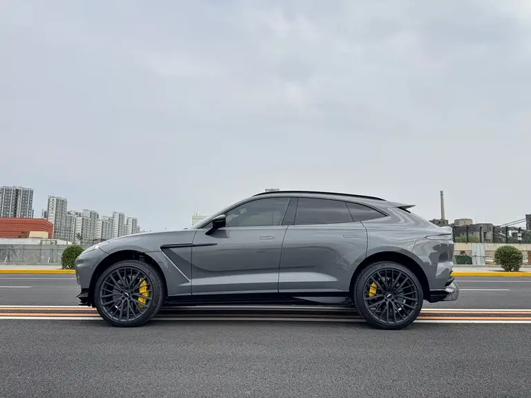 Aston Martin DBX 4.0 T V8 707