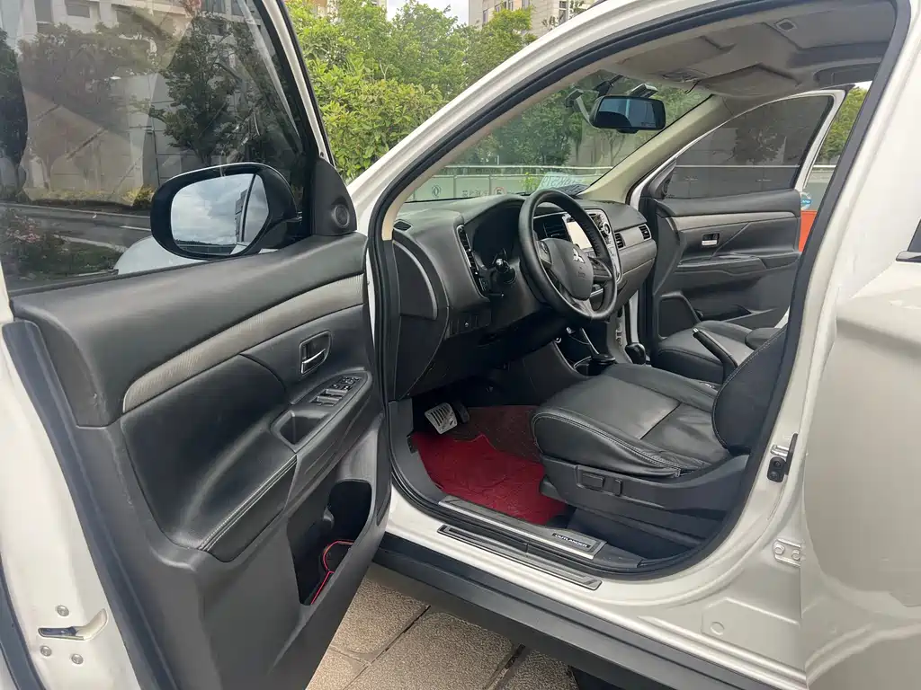 Outlander (Import) 2.4 L 4 WD Luxury Value 5-seat