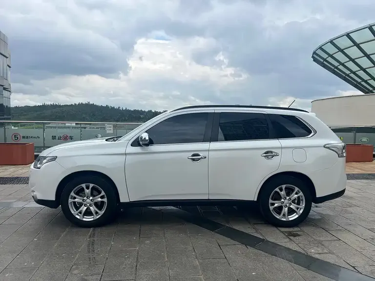 Mitsubishi Outlander (Import) 2.4 L 4 WD Luxury Value 5-seat