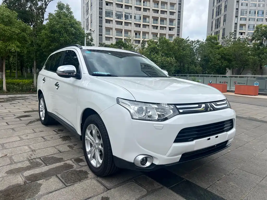 Outlander (Import) 2.4 L 4 WD Luxury Value 5-seat