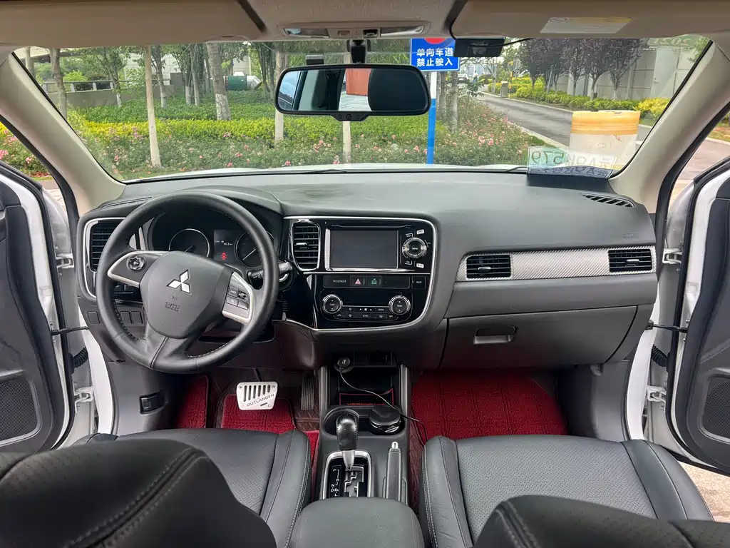 Outlander (Import) 2.4 L 4 WD Luxury Value 5-seat