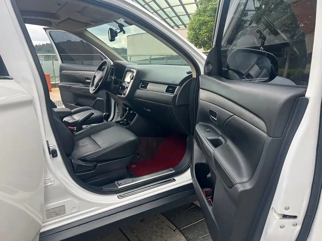Outlander (Import) 2.4 L 4 WD Luxury Value 5-seat