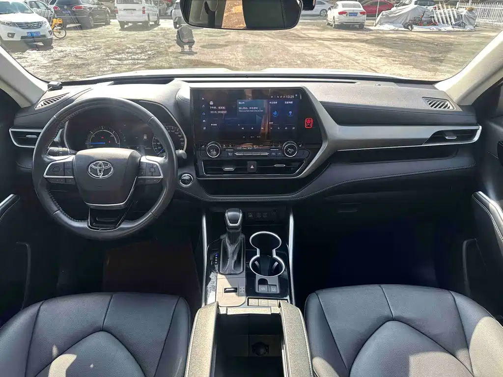 Highlander 2.5 L Smart e-Hybrid Dual Engine 2 WD Distinguished 7-seat