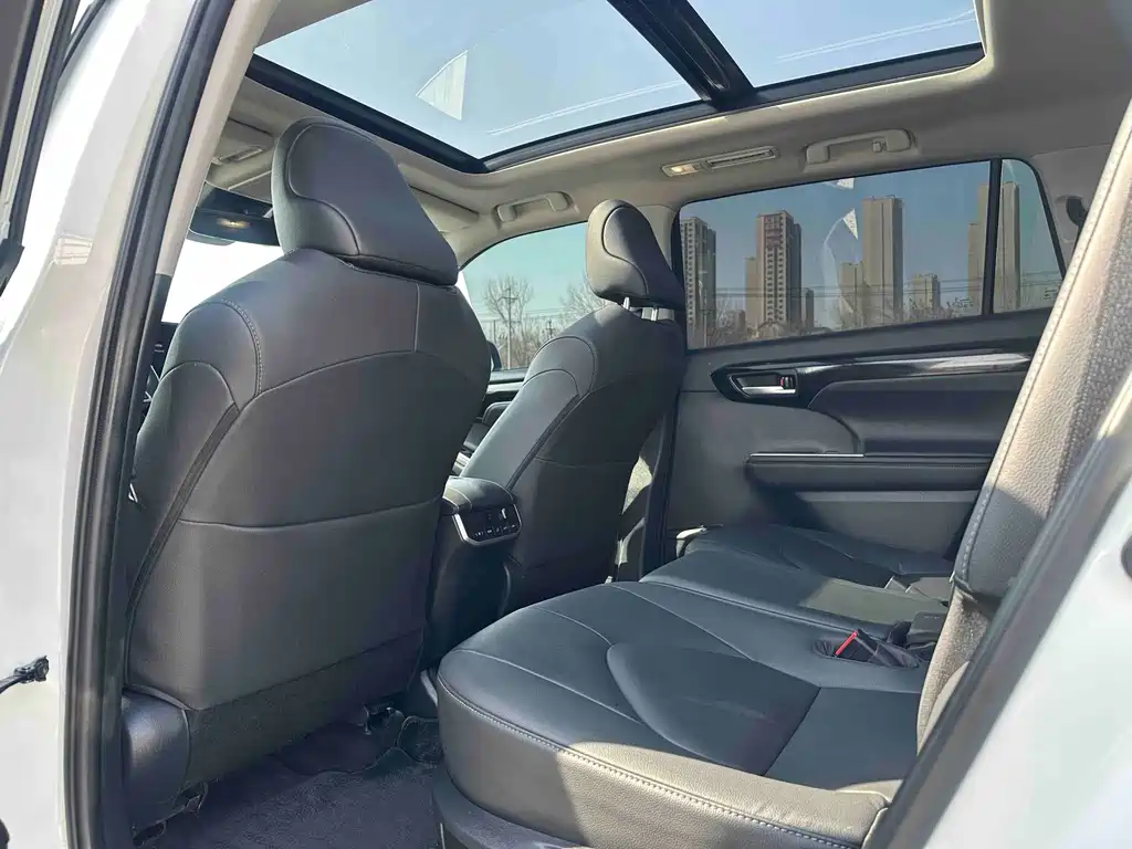 Highlander 2.5 L Smart e-Hybrid Dual Engine 2 WD Distinguished 7-seat