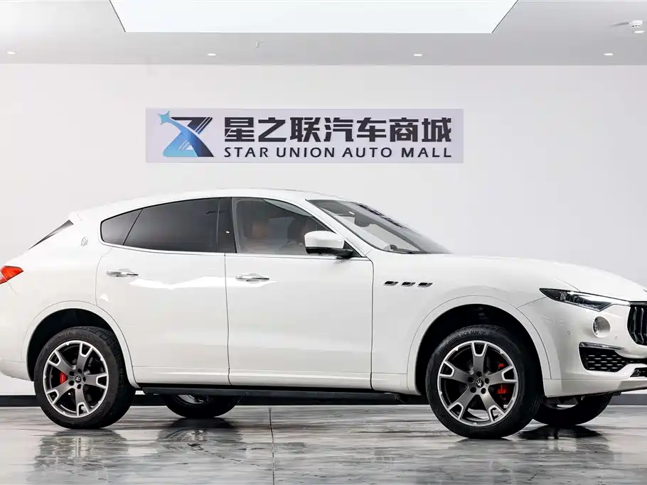 Levante 3.0 T Luxury CN-VI