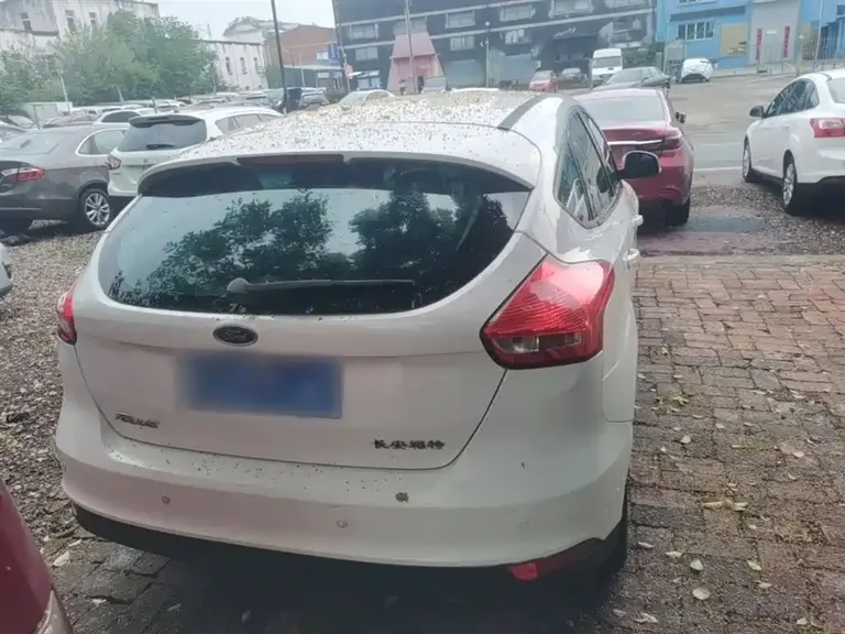 Ford Focus Hatchback 1.6 L Manual Comfort