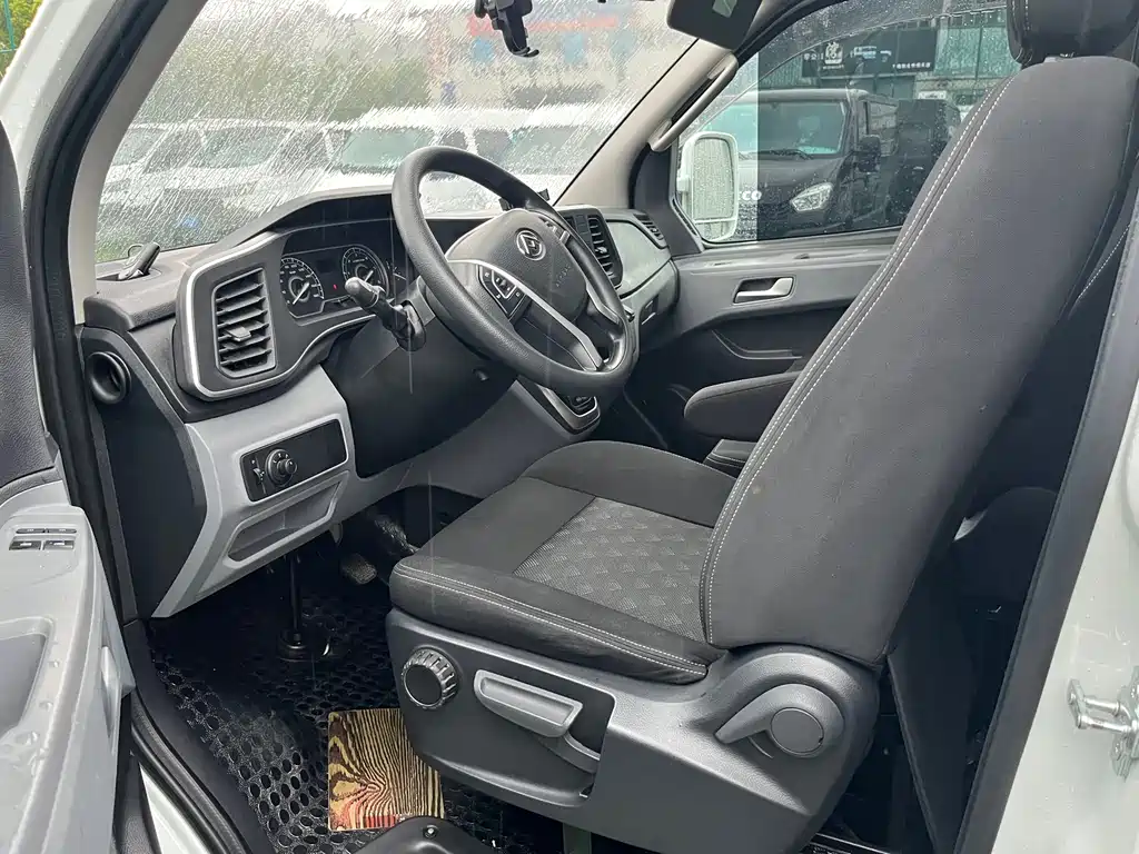 Xintu V80 2.0 T PLUS AMT City SWB Super Low Roof 5 6-seat