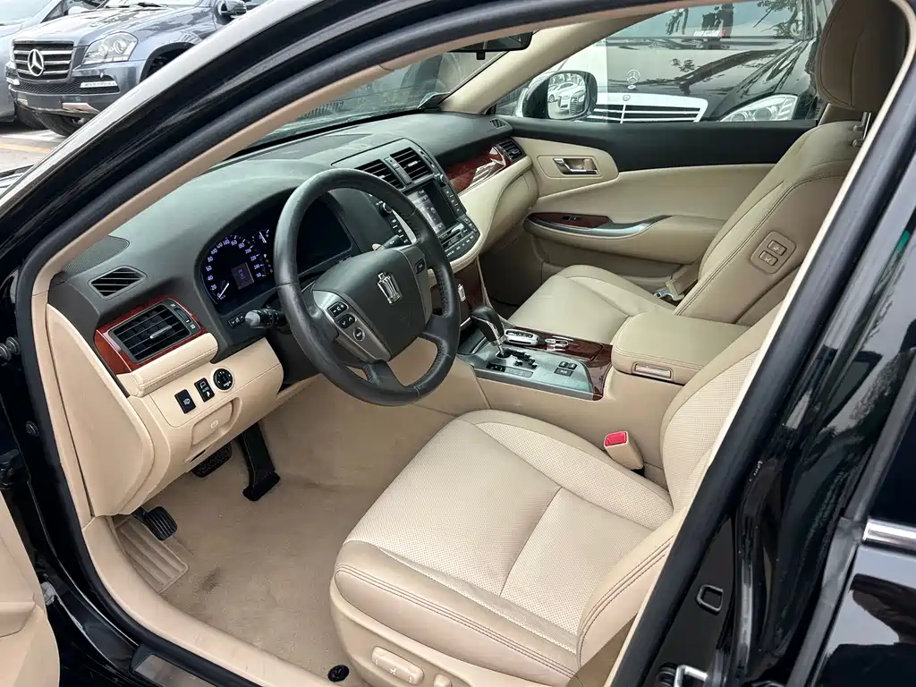Crown 2.5 L Royal Leather