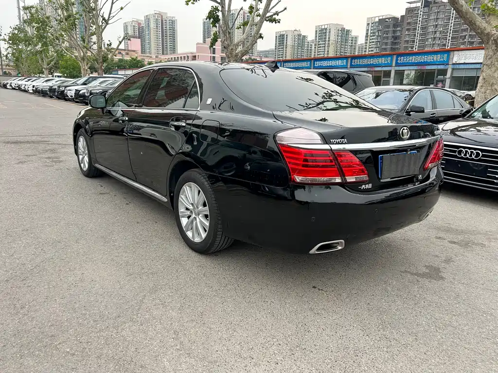 Crown 2.5 L Royal Leather